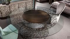 Detail des optionalen Lazy Susan-Schwenktabletts aus patiniertem Bronze-Metall