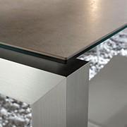 Detail der rechteckigen Steinplatte Laminam Fokos Terra mit Glas beschichtet