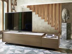 240 cm breiter Columbus Step TV-Möbel, der sich durch Stauraumelemente in zwei verschiedenen Höhen auszeichnet, die von einem einzigen Holzrahmen umschlossen werden. 55-Zoll-TV auf 212 cm breitem Möbel