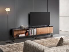 Design-TV-Ständer mit gerillten Holztüren Dune. Version mit Rahmen und Platte in Bronze lackiert, passend zu den Lattenrost-Fronten in Nussbaum Canaletto