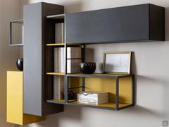 Abgehängter Stauraum: horizontaler Hängeschrank aus Compact Lavagna mdf, vertikale Hängeschränke aus Compact Zolfo und Cemento mdf, Ablageböden aus Cera iron und Compact Zolfo mdf.