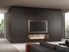 Modul mit TV-Fach und Lounge-Kamin perfekt integriert und abgestimmt in Material, Farbe und Verarbeitung der Fronten der Vorrats Hochschränke, der Wandverkleidung und der „Türelemente“, wobei letztere nach Wunsch erhältlich sind.