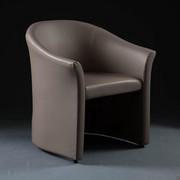 Armchair Free upholstered in faux leather.