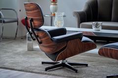 The Eames armchair, a replica inspired by Charles Eames’ design, is available in wood, leather or fabric