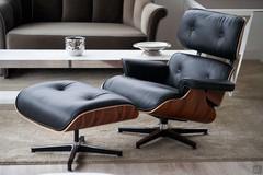 The Eames armchair and pouffe, a replica inspired by Charles Eames’ design, is available in wood, leather or fabric