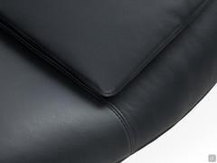 Detail of the seat cushion in charcoal Linea leather