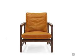 Front-view of the Halley armchair in wood and Tuscania leather