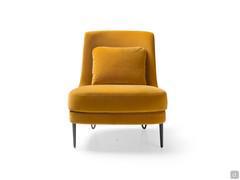 Frontal view and compact proportions of the Beatrix armchair