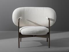 Curved back with large dimensions and seat with soft upholstery. Available in fabric, leatherette or leather