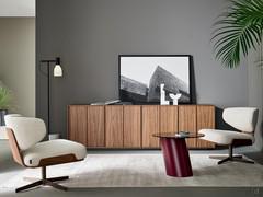 Living room with sitting area enhanced by a pair of armchairs Olos and the Pisa coffee table by Bonaldo