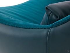 Seams between the backrest and seat can be made in a single colour or in two different covers. In this case leather and velvet