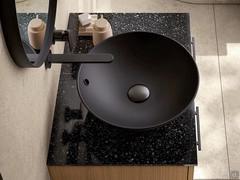 The selection of washbasins included with the Frame Tuttofuori base also includes elegant black ceramic models