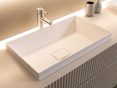 Close-up of the matte white mineralguss basin fitted with a continuous drain