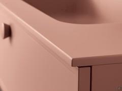 Detail of the 1.3-cm thick top in Minera-Kolor, available in a selection of matte lacquers to match the base