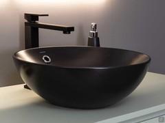 Detail of the round Firenze tuttofuori washbasin in matte black ceramic