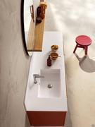 Top view of the bathtub integrated with the Tekor top, one of the most recognizable features of the N104 bathroom cabinet