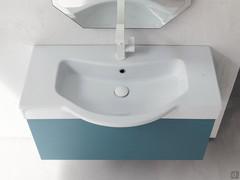 Front view of the Zara bathtub, characterised by its special shaping and central mixer hole