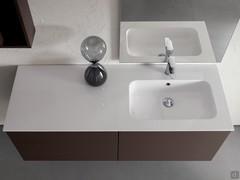 Off-centre Bliz bathtub, available left or right on 95, 105 or 120 cm base units