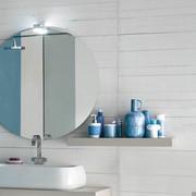 Customisable bathroom shelf combined with elements from the same collection