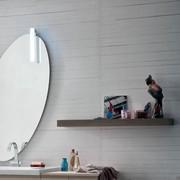 Customisable bathroom shelf combined with elements from the same collection