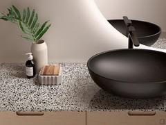 Top for base unit adjacent to all-out basin unit in Qtop 89 terrazzo white. Compositions formed by adjacent elements are realised with a single top