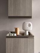 The lowered top provides a convenient storage surface for everyday objects or accessories. Opening via U-shaped metal profile