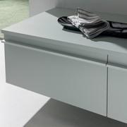 1-drawer base unit in matt lacquered H9 lichen full-width horizontal handle. Additional top configurable in dedicated tab