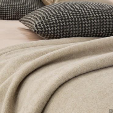 Bonnenuit throw in Burcina wool with simple hem 