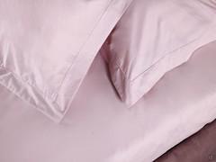 Detail of the pillowcases with 3 5-cm shuttlecocks finished with shadow stitch; also available with piping or plain hem or baggy hem