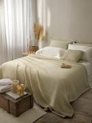 Bedding set with fresh Percale cotton sheets combined with a honeycomb cotton bedspread, ideal for the summer period