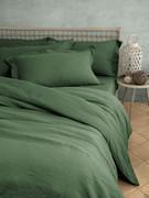 No-iron green linen set in Mugo Pine, consisting of duvet cover, pillowcases with ruffles and fitted sheet underneath with corners