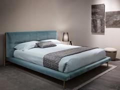 Bed Shanghai upholstered in velvet with patinated bronze wrought iron frame