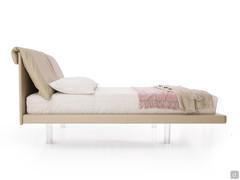 Side view and proportions of the Quinn bed with slim bed frame, transparent feet and reclining headboard