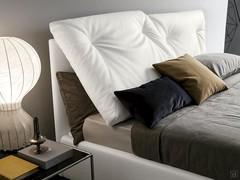 Detail of Relax System headboard cushions that can be raised and tilted