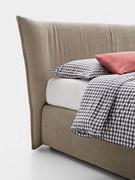 Delicata joining between bed frame and upholstered headboard