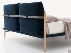 Focus on the metal bar behind the headboard, available in Moka Shine or Nickel