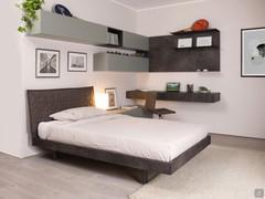 Marlin Nordic-style wooden bed with quilted hood in a bedroom with elements from the Plan collection