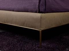 Bed Idaho fully upholstered in leatherette, with base and feet 15 cm high, made of bronze metal 