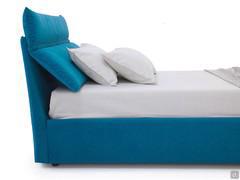 Detail of the headboard with reclining cushion to rest the pillows in a relaxed position