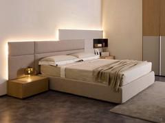 Freeport double bed with modular headboard, made by combining lacquered, upholstered panels, LED bars and Mason bedside tables in a single composition