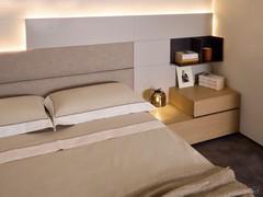 Example of a Freeport configuration, combining the bed with the two wall panels (lacquered and Textile) and the Mason bedside tables