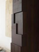 Detail of the doors of the column bookcase Lima and the different thicknesses of the elements