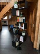 Tokyo ceiling bookcase used as a room divider thanks to its adjustable height - Customer photo