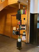 Tokyo ceiling bookcase with central element in burnt oak and shelves in black embossed metal - Customer photo