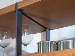 Detail of the middle partition in Cast Iron painted metal with 025 Bisquit Fashion Wood shelves