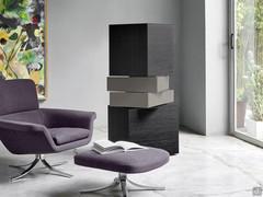 The California bookcase, with its essential, minimalist style, fits into any type of living room