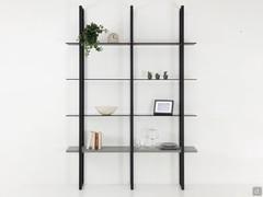 Elegant, perfectly symmetrical composition, with lower lacquered shelf and upper glass shelves