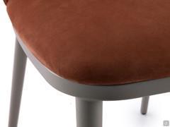 Detail of the seat upholstered and covered in Earth-coloured Nabuk leather combined with the Titanium painted metal frame