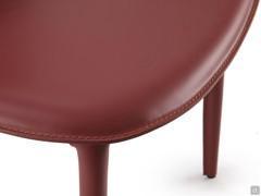 Detail of the upholstered seat of the Makalu leather chair