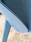 Detail of the wraparound backrest made of plywood, open-pore lacquered oak finish